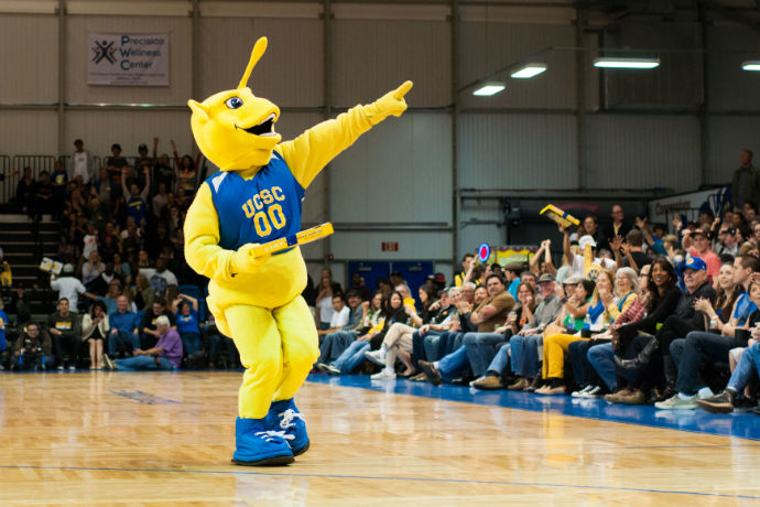 Sammy the Slug gives away a pizza to hungry fans and the Santa Cruz Warriors "UCSC Night". Photo by Daniel Green.